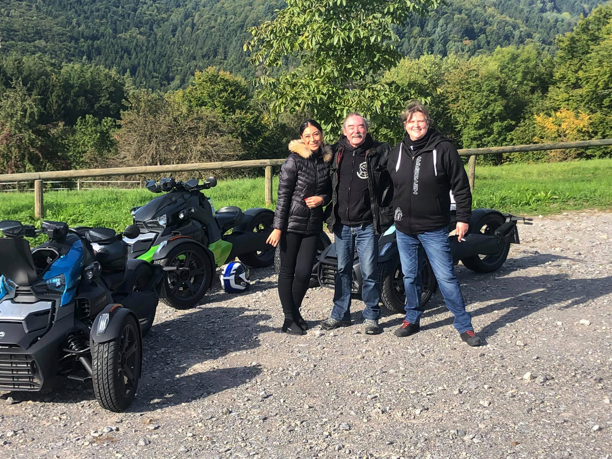 Drei Teilnehmende einer Ryker Tour mit Ihren Can Am Ryker Fahrzeugen und Ausrüstung in den Bergen mit vielen Bäumen im Hintergrund