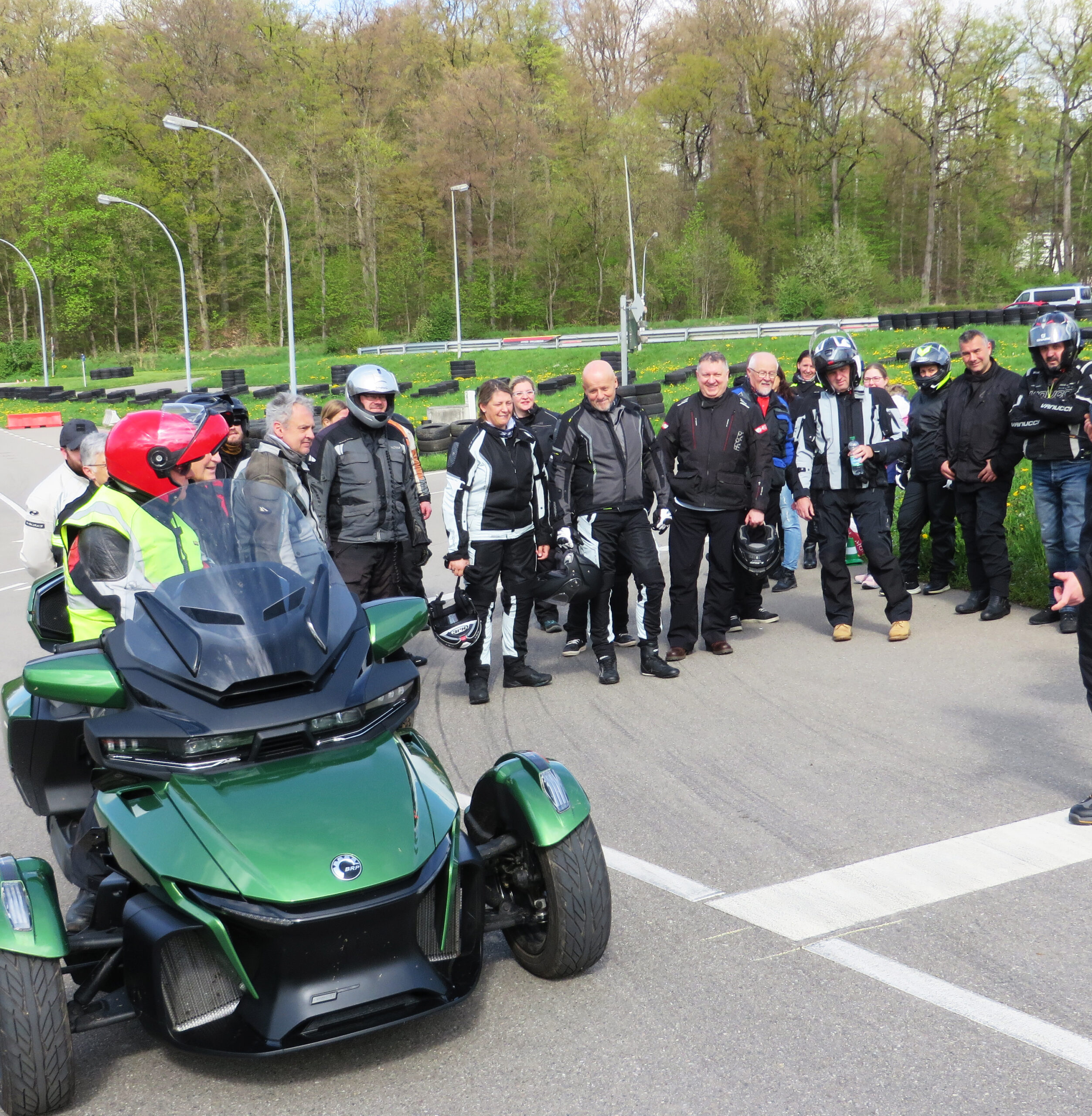 Eine Ausfahrt des Spyker & Ryker Clubs auf eine Rennstrecke mit vielen Teilnehmenden bei der Einweisung zur Strecke