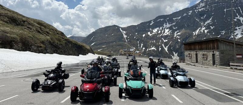 Der Spyder & Ryker Center Club Schwaben bei einem Ausflug in den Bergen mit den CAn Am Spyder & Ryder Fahrzeugen auf einer mehrspurigen Straße